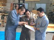 「春風亭昇太の少年時代工房」でペットボトル船を作るべく案を出し合うカミナリと春風亭昇太（右）。(c)BS朝日