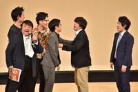 セミファイナルを勝ち抜いた宮下草薙・草薙が、青色1号に「マジでごめん！」などと謝るワンシーン。