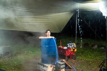 ドラム缶風呂に入ったまま置き去りにされたキングコング西野。(c)メ～テレ