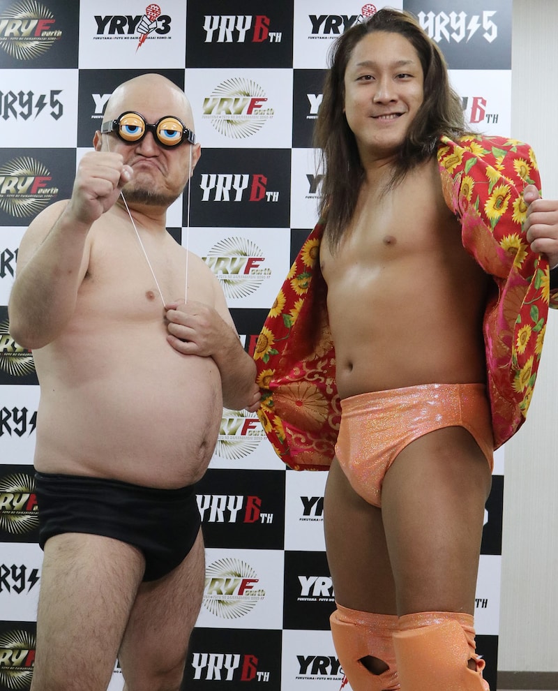 ハリウッドザコシショウ(左)と黒潮“イケメン”二郎(右)。