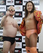 ハリウッドザコシショウ(左)と黒潮“イケメン”二郎(右)。