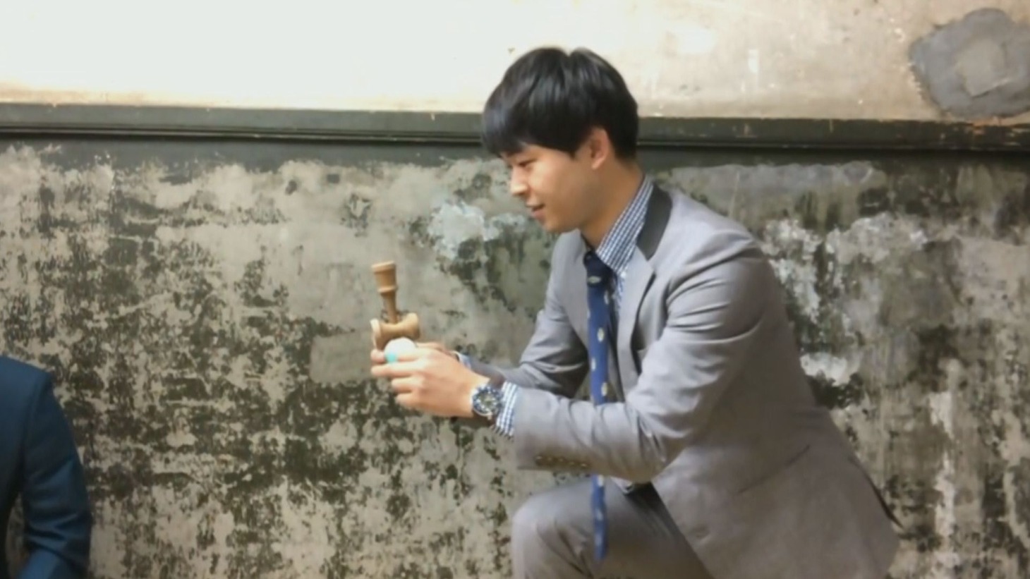 自称「けん玉界の新星」として得意のけん玉の腕前を見せようとする、ダンビラムーチョ原田。