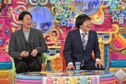 （左から）有吉弘行、蛍原徹。(c)テレビ朝日