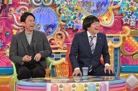 （左から）有吉弘行、蛍原徹。(c)テレビ朝日