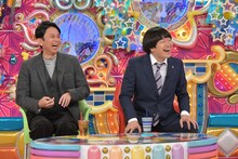 （左から）有吉弘行、蛍原徹。(c)テレビ朝日