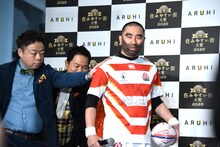 ラグビー日本代表の入場を再現する、リーチ・マイケル選手に扮したレイザーラモンRGと、ダイアン、若槻千夏。