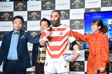 ラグビー日本代表の入場を再現するレイザーラモンRG、ダイアン、若槻千夏。