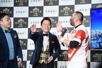 笑わない男ならぬ笑わないマスコミが多く、スベらせてごめんと謝るレイザーラモンRG（右）。