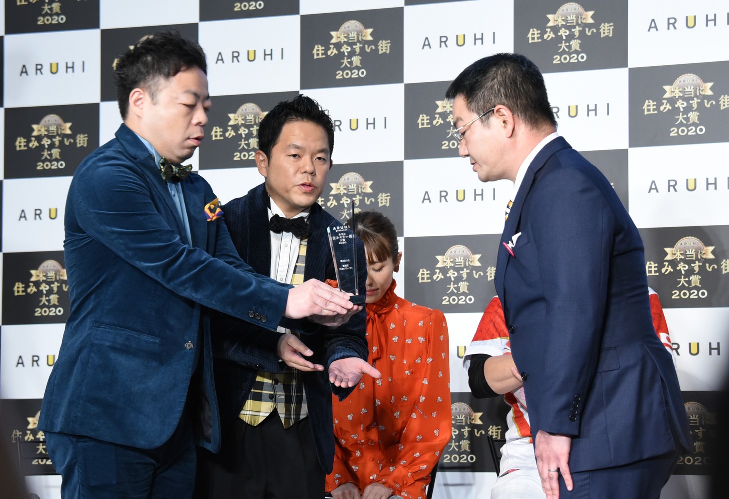 3位の「たまプラーザ」代表者にトロフィーを渡すダイアン・ユースケ（左）と、トロフィーに手を添える津田（中央）。