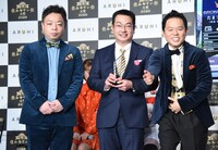 「本当に住みやすい街」3位の「たまプラーザ」にすーを差し上げるダイアン津田（右）。