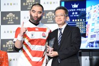 2位の「赤羽」代表者とレイザーラモンRG（左）。