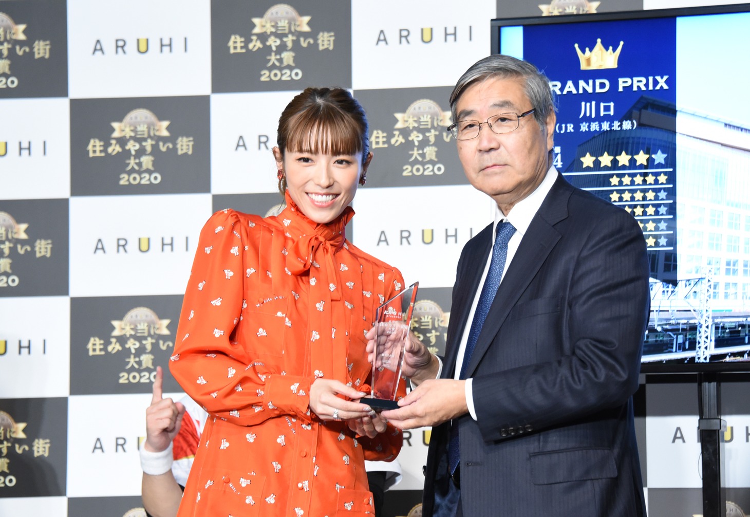 1位の「川口」代表者と若槻千夏（左）。