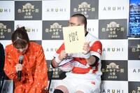 裏に書いた「闇」をチラ見せするレイザーラモンRG。