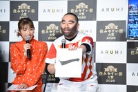 リーチ・マイケル選手に扮するレイザーラモンRGが予想する「今年の漢字」。イベント中は「ワンチーム」を連呼していた。