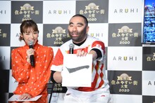 リーチ・マイケル選手に扮するレイザーラモンRGが予想する「今年の漢字」。イベント中は「ワンチーム」を連呼していた。