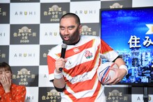 「本当に住みやすい街大賞」あるあるを熱唱するレイザーラモンRG。