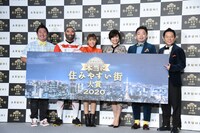 フォトセッションに参加したダイアン（右）ら。