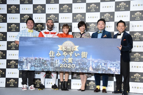 フォトセッションに参加したダイアン（右）ら。