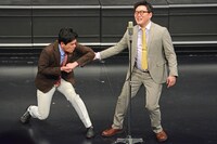 漫才を披露するマユリカ。