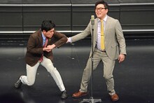 漫才を披露するマユリカ。