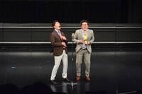 漫才を披露するマユリカ。