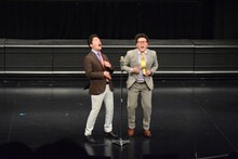 漫才を披露するマユリカ。