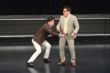 スタッフに尻を一瞬触られた場面を再現するマユリカ阪本（左）。