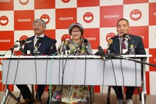 宮川大助・花子（右）と医師の天野逸人氏（左）。
