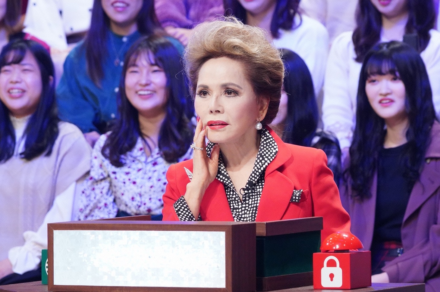 デヴィ夫人 (c)日本テレビ