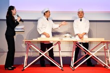 「東京二八そば」ブランド立ち上げイベントに出演したチョコレートプラネット。