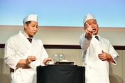 「東京二八そば」ブランド立ち上げイベントに出演したチョコレートプラネット。