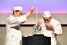 そばを味わうチョコレートプラネット。