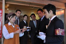 「警視庁・捜査一課長 スペシャル」に出演する大久保佳代子（左端）ら。