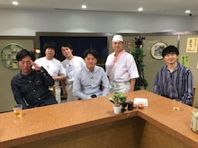 ゲストのスピードワゴン小沢、劇団ひとり（手前左から）。