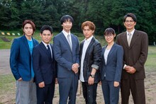 「破天荒フェニックス」に出演するラバーガール大水（左から3人目）。