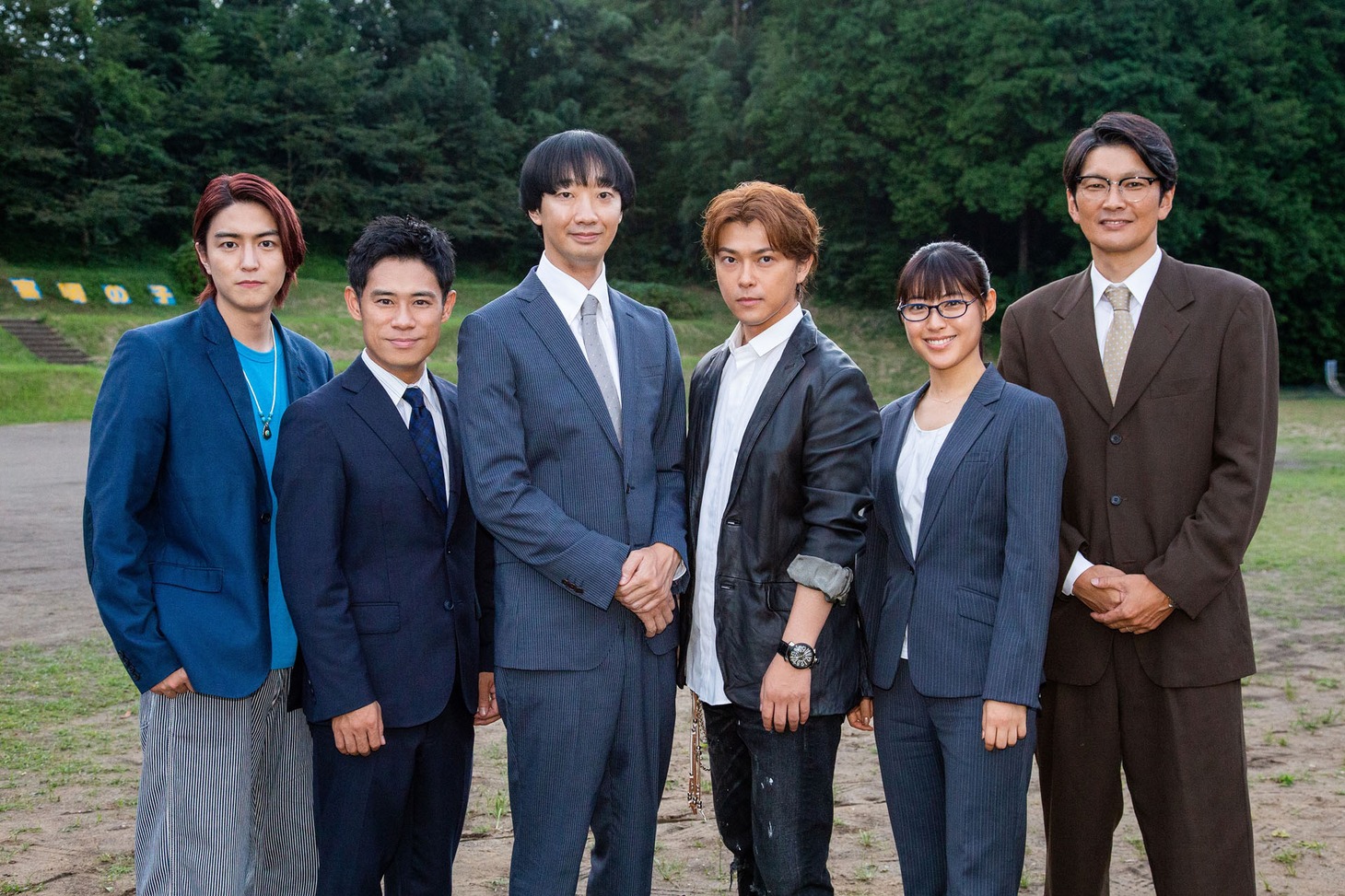 「破天荒フェニックス」に出演するラバーガール大水（左から3人目）。