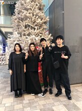 左から海原やすよ ともこ、令和喜多みな実。