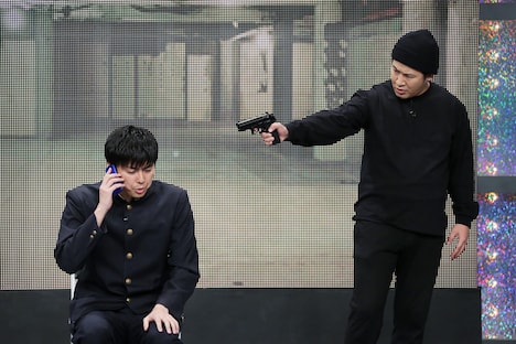 決勝で誘拐が題材のコントを披露するラフレクラン。