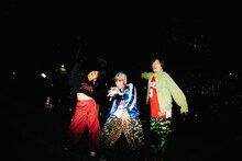 「OWARAI Bros. -TV Bros.別冊お笑いブロス-」のアザーカット。EXITとフワちゃん。