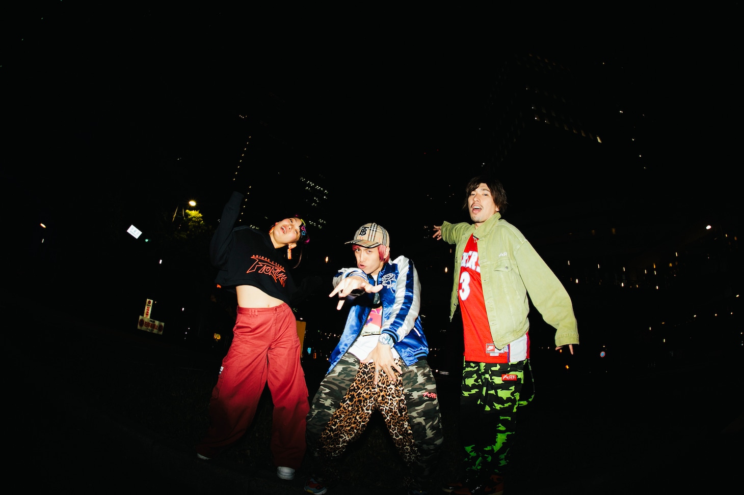 「OWARAI Bros. -TV Bros.別冊お笑いブロス-」のアザーカット。EXITとフワちゃん。
