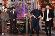 左から神木隆之介、中村倫也、新作のハーモニカ。(c)日本テレビ