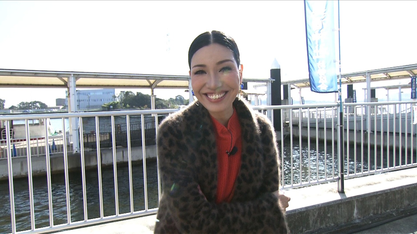 相席旅を繰り広げるアンミカ。 (c)ABCテレビ