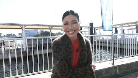 相席旅を繰り広げるアンミカ。 (c)ABCテレビ