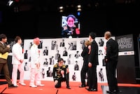 吉本興業公式アプリで楽しめる「よしもと男前診断」を試すアインシュタイン稲田。