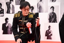 自撮りするアインシュタイン稲田。