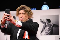 自撮りするEXITりんたろー。。