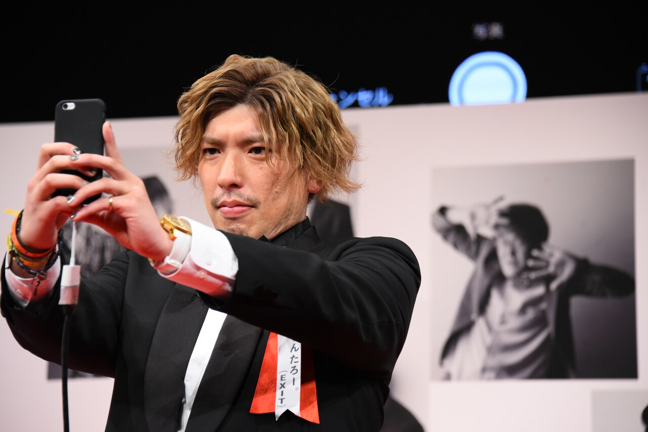 自撮りするEXITりんたろー。。