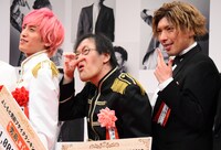 「ブサイクなポーズ」を要求され、応えるアインシュタイン稲田（中央）。