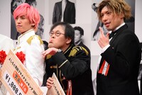 「ブサイクなポーズ」を要求され、応えるアインシュタイン稲田（中央）。