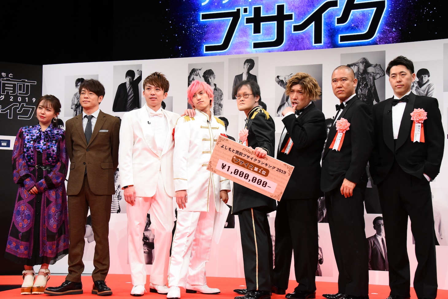 フォトセッションの様子。左から司会を務めた山田菜々、陣内智則と、アインシュタイン河井、EXIT兼近、アインシュタイン稲田、EXITりんたろー。、コロコロチキチキペッパーズ・ナダル、吉田たち・ゆうへい。